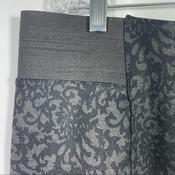 Ellen Tracy, Cool Floral Print Skirt, Size XL. Elastic Panel in waistband! - Picture 2 of 6